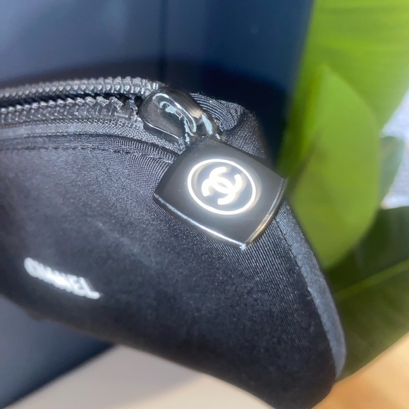 CHANEL Elegant Black Zip‎ Neoprene Pouch/Make-up bag - Picture 2 of 5